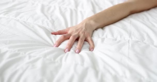 Kvinnlig hand spänner handen i knytnäve med filt — Stockvideo