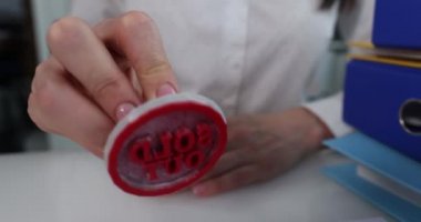 Ajan satılmış pulları beyaz arka plana koyar