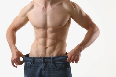 Kaslı, formda bir adam, ne kadar büyük pantolon, ince vücut, mükemmel vücut