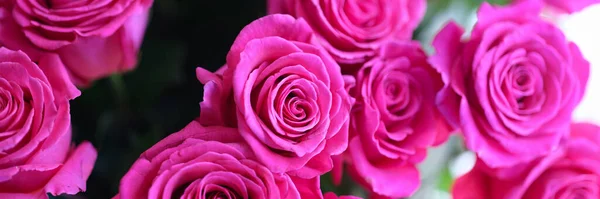 Крупный план большого шикарного букета роз — стоковое фото
