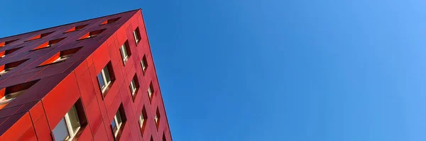 푸른 하늘 배경에 붉은 면 이 있는 건물 — 스톡 사진