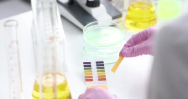 Doktor hastaların idrarını tıbbi amaçlar için test ediyor.