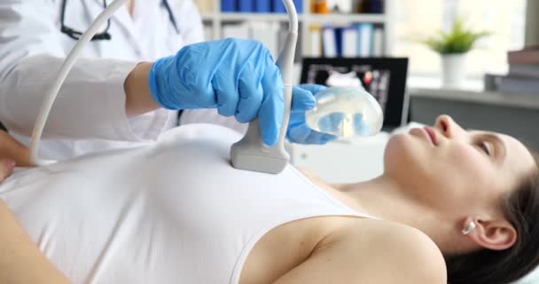 Ultrasonido de mama femenina con implantes de silicona — Vídeo de stock
