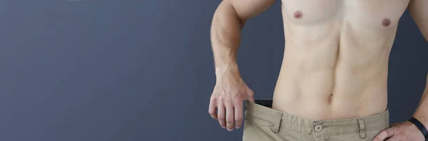 Masculino nu com torso mostrando Grande calças tamanho closeup — Fotografia de Stock