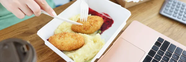 Personal comiendo chuletas con puré de papas de cajas de cartón en primer plano de la oficina — Foto de Stock