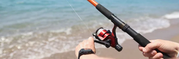 Homem de pesca com vara na praia closeup — Fotografia de Stock