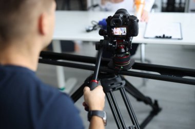 Videograf klinikteki doktoru yakın çekimde çekiyor.