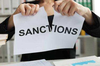 Yaptırım sözleriyle belgeyi yırtan kişi