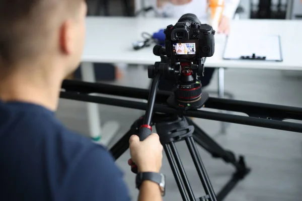 Videografo sta filmando medico in clinica primo piano — Foto Stock