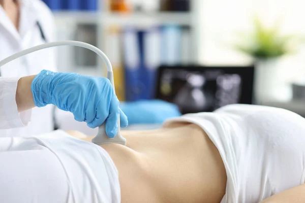 Ultra-som da mulher no início da gravidez na clínica — Fotografia de Stock