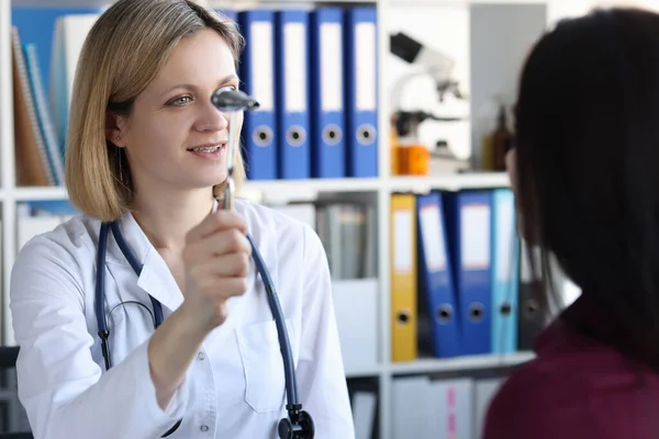 Neurologe hält Hammer vor Patientenaugen in Klinik — Stockfoto