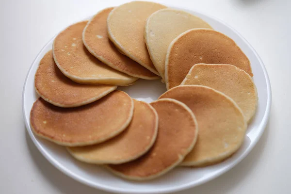 Mehl süße runde Krapfen auf weißem Teller Nahaufnahme — Stockfoto