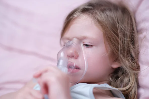 Kleines Mädchen inhaliert Hormonpräparat mit Vernebler — Stockfoto