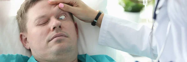 Az orvos kinyitja a szemét az eszméletlen betegeknek. — Stock Fotó