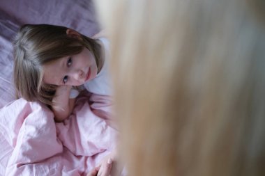 Üzgün küçük kız anne konseptiyle iletişim kuruyor.