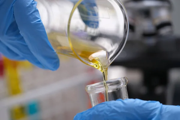 Pesquisa de laboratório químico e processamento de óleo líquido close-up — Fotografia de Stock