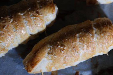 Sosun içinde taze pişmiş sosis.