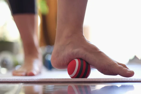 Man masserar fötter med liten boll närbild — Stockfoto