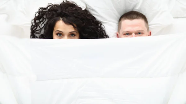 Man en vrouw bedekken met witte deken, wakker paar in slechte — Stockfoto