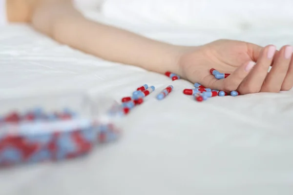 Young woman committing suicide by overdosing on medication — Stock Photo, Image