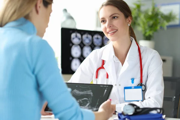 Pregnant woman at doctor appointment, ultrasound picture — Photo