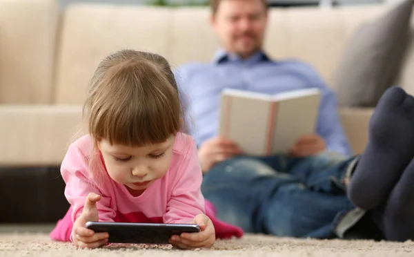 Niña pequeña viendo dibujos animados en el dispositivo del teléfono inteligente, entretenimiento digital para niños — Foto de Stock