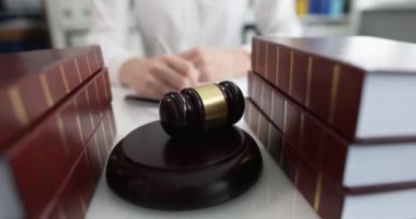 Avukat not defterine yargıç tokmağının yanına yazmış.