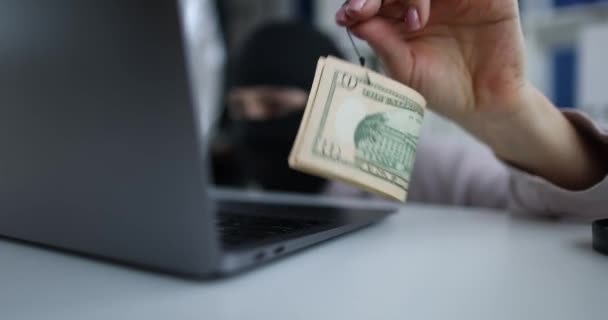 Scammer keeps money on hook and is looking for victim on Internet — Vídeo de Stock