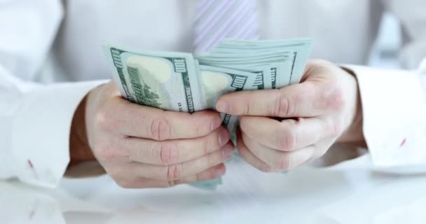 Biznesmen liczy gotówkę sto dolarów amerykańskich banknotów — Wideo stockowe