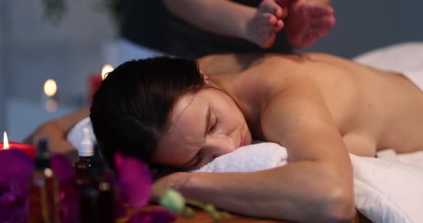 Masseuse makes back massage to woman in spa salon — Vídeo de Stock