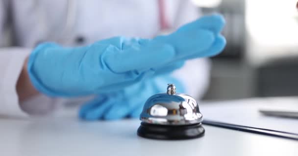 Doktor v rukavici stiskne zvonek, aby upozornil. — Stock video