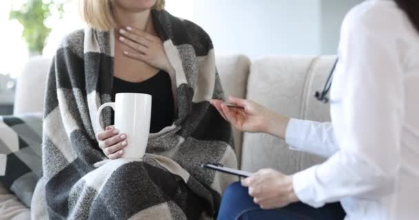 Doctor consults woman with strong cough at home — Vídeos de Stock