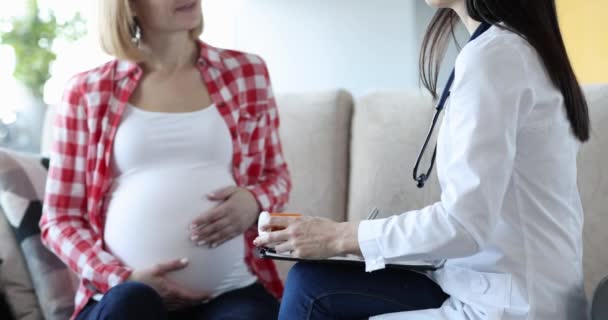 Γυναικολόγος συνταγογραφεί ιατρικά χάπια σε έγκυο γυναίκα στο σπίτι — Αρχείο Βίντεο
