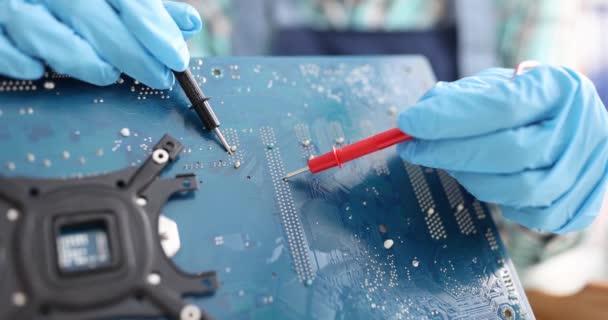 Chip repairman testing circuit electronics technician is testing computer chip — Vídeo de Stock