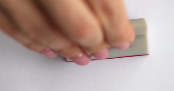 Друкувати омлет червоним кольором на білому тлі — стокове відео