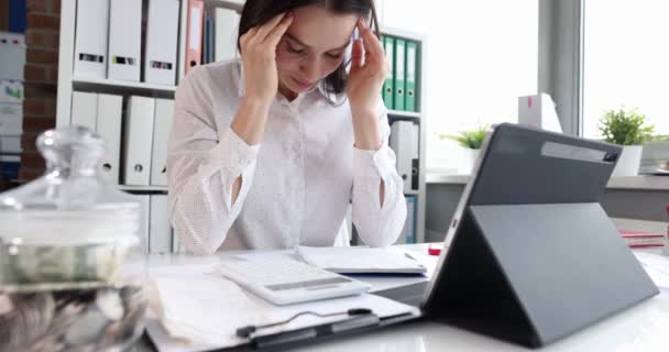 Tired woman with headache at the workplace in office. — Stock Video