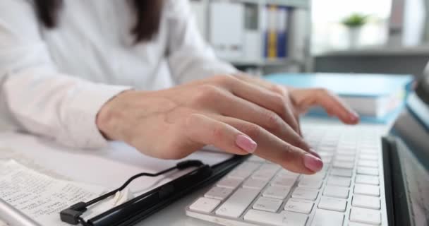 Женщина-офисный работник печатает на клавиатуре крупным планом — стоковое видео