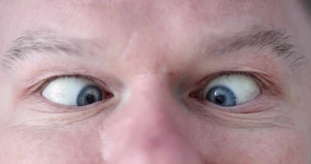 Człowiek z niebieskimi oczami robi gimnastykę dla oczu — Wideo stockowe