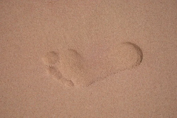 Ślady stóp na mokrym piasku na plaży zbliżenie — Zdjęcie stockowe