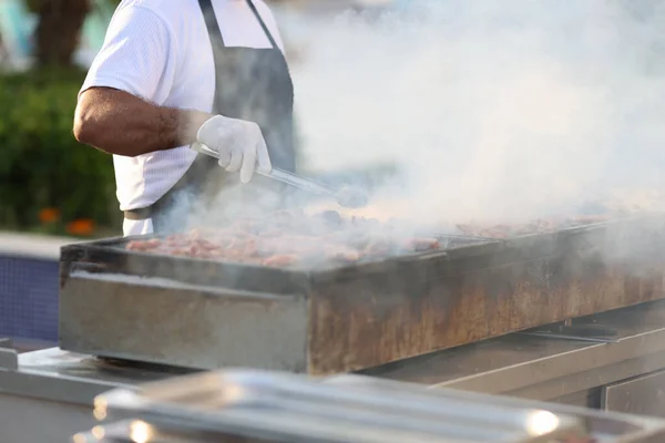 Şef açık havada barbekü yapıyor, yaz hayatı tarzında. — Stok fotoğraf