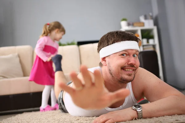 Middle-aged man doing sports exercises at home — ストック写真