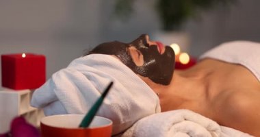 Kaplıcada doğal maskeli güzel bir genç kadın yatıyor.