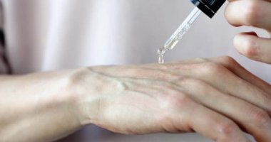 Nemlendirici ve cilt bakımı için eline yağ damlıyor.