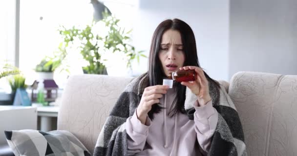 Wanita dengan batuk parah cocok menuangkan sirup medis — Stok Video