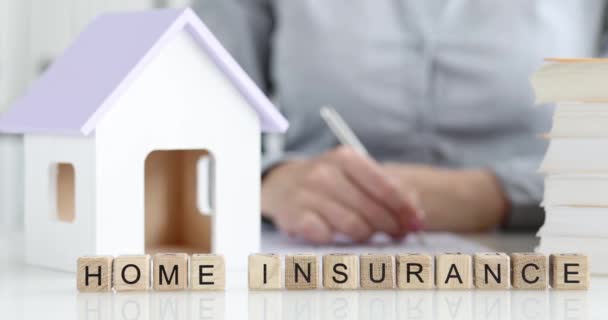 Klient wypełnia umowę ubezpieczenia i ochrony domu — Wideo stockowe