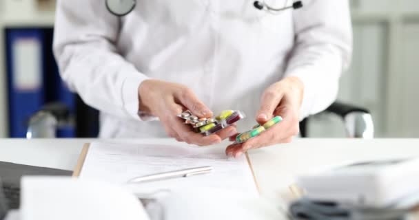 Various medicines in doctor hands in clinic — Stock videók