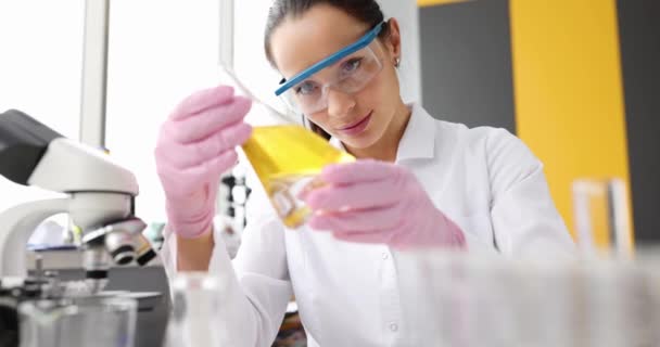 Žena vědec s zkumavkou oleje vedení výzkumu v klinické laboratoři — Stock video