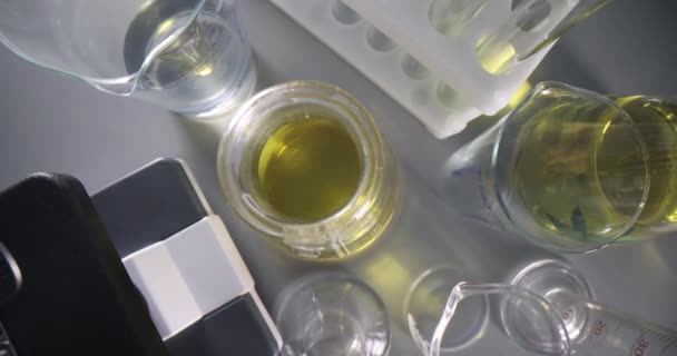 Líquido oleoso amarillo transparente en tubo de ensayo en laboratorio — Vídeos de Stock