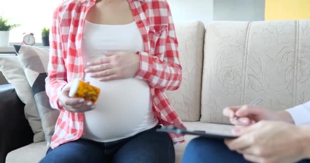 Gynecologist prescribes pills to pregnant woman — Stok Video