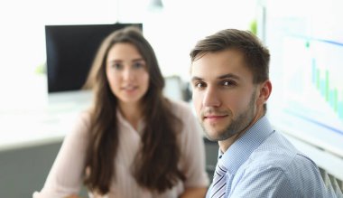 Modern şirket ofisinde poz veren iş arkadaşları